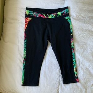 Colorful jungle print compression performance leggings capri